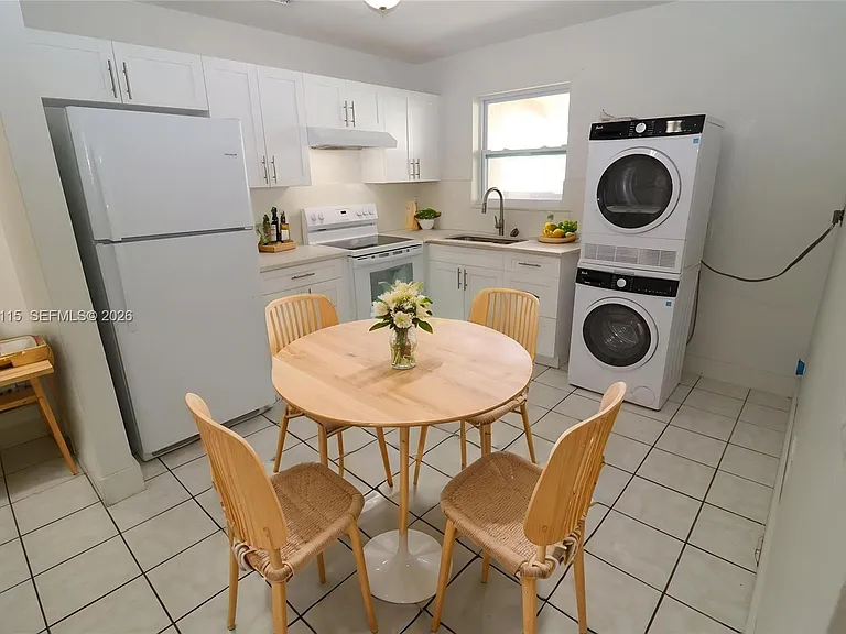 951 SW 7th St #4 — Photo 4