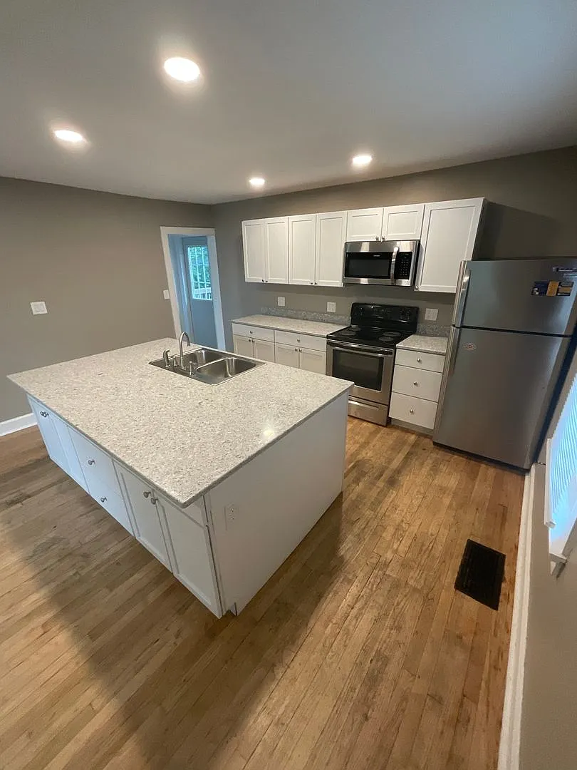 Available August 2028 Large 5 Bed 3.5 Bath House Downtown — Photo 2