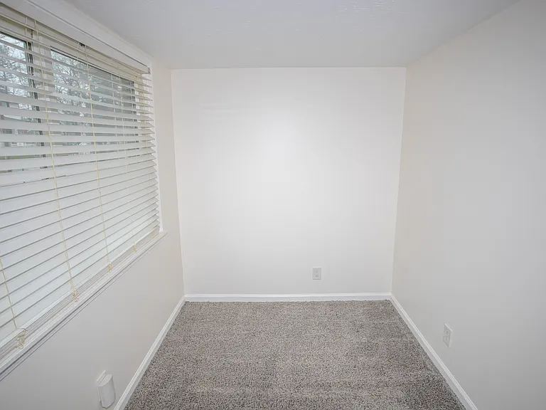 84 Thames Ave — Photo 9