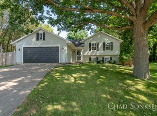 1437 Hollow Ridge Dr NE, Rockford, MI 49341