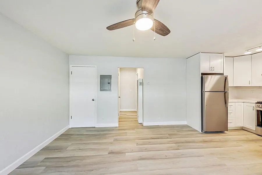 Renovated 1-Bedroom with In-Unit Laundry Near Lake Merritt — Photo 2