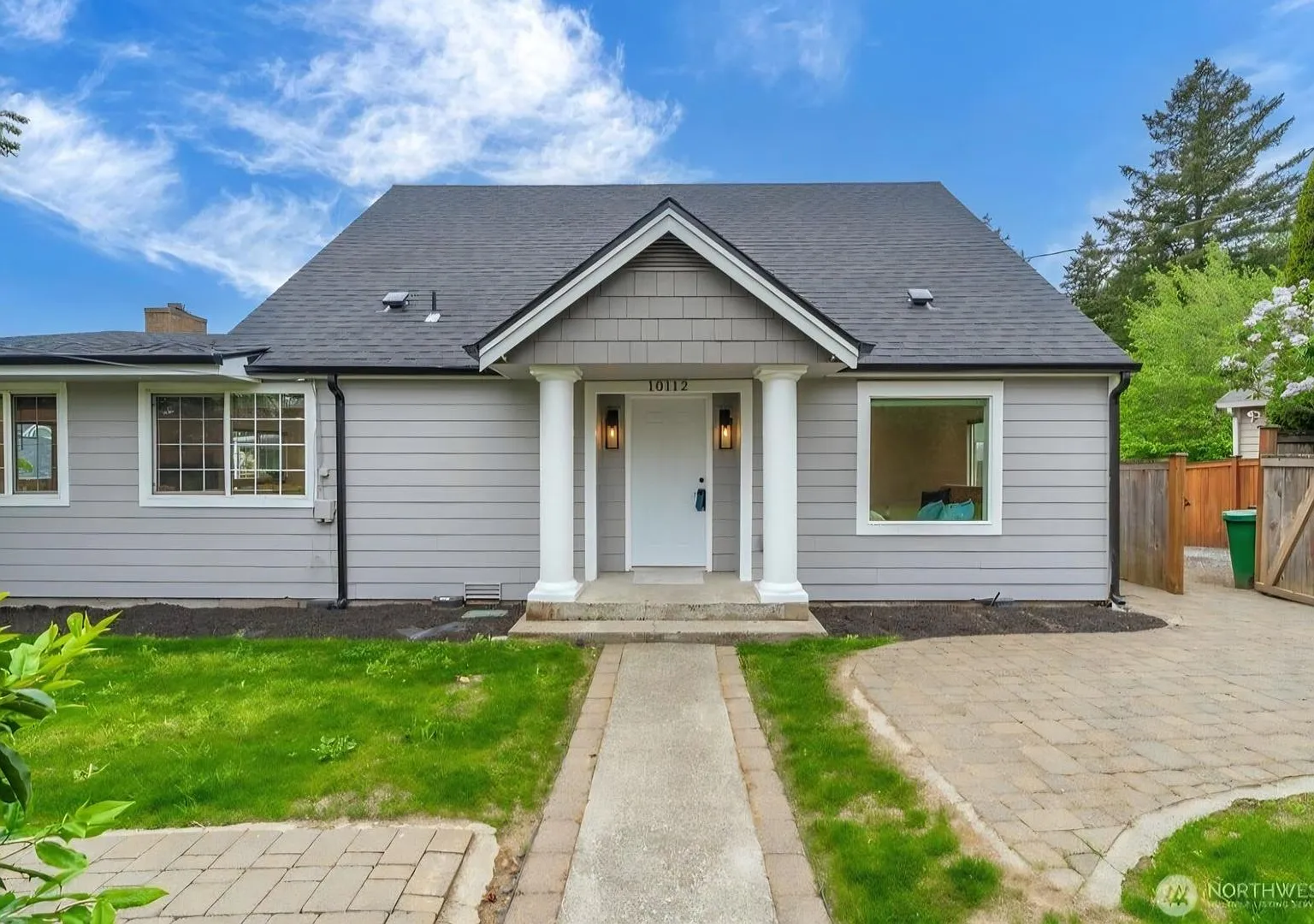 Fully remodeled Kent home - 3 bedrooms, 1.5 bathroom - ready for move in now! — Photo 2