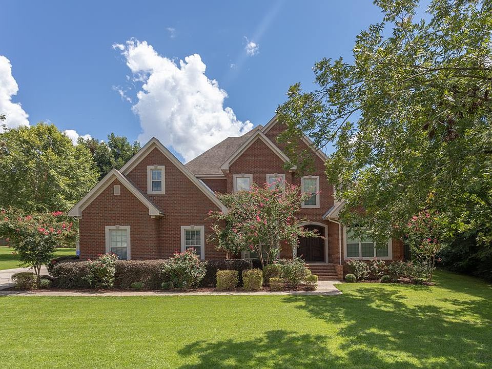 1st image of 403 Oakwood Dr