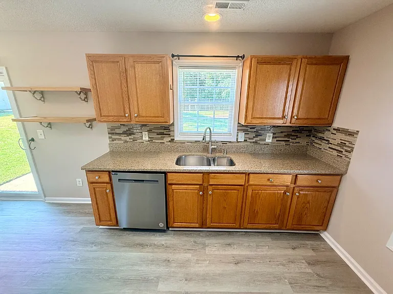 81 Essex Ct W — Photo 6