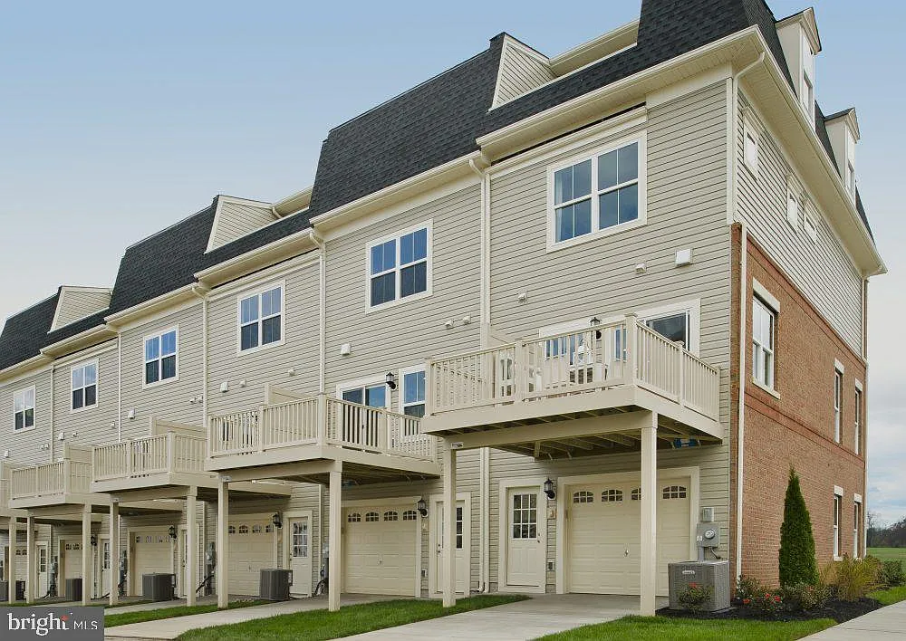 3 bed, 4.0 bath, 2150 sqft, $2,700 — Photo 4