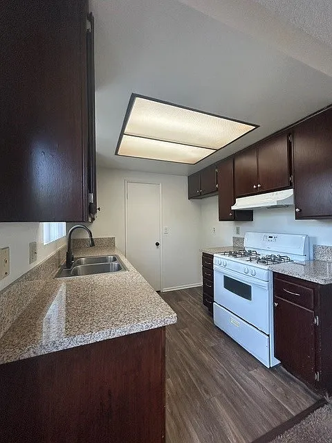 3 bed, 1.5 bath, 1100 sqft, $2,500 — Photo 3