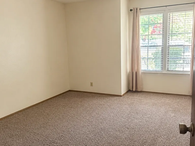 204 King Hiram Ln #201 — Photo 16