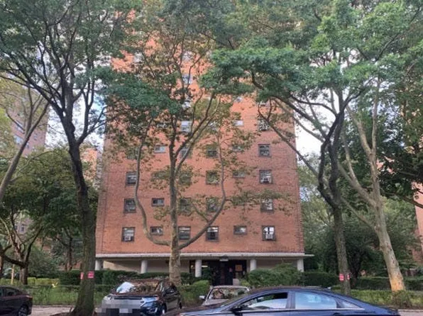 2180 33rd Rd, Astoria, NY 11106