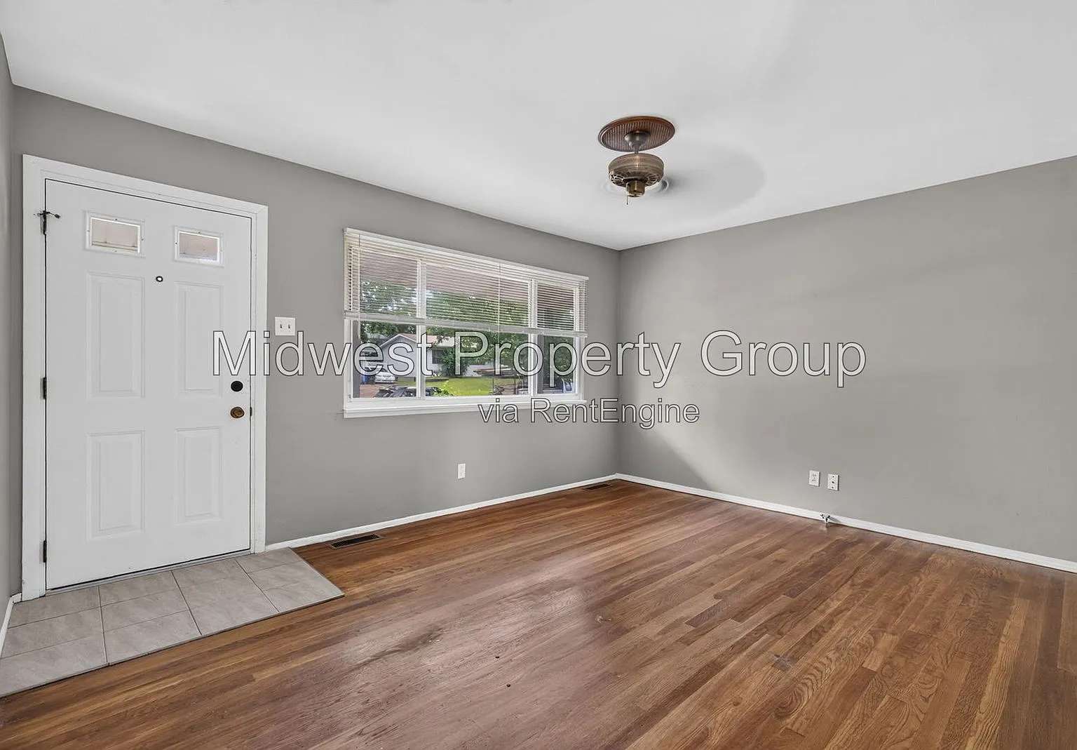 3 bed, 1.0 bath, 962 sqft, $1,365 — Photo 2