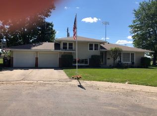 631 E Parkview Dr, Arthur, IL 61911