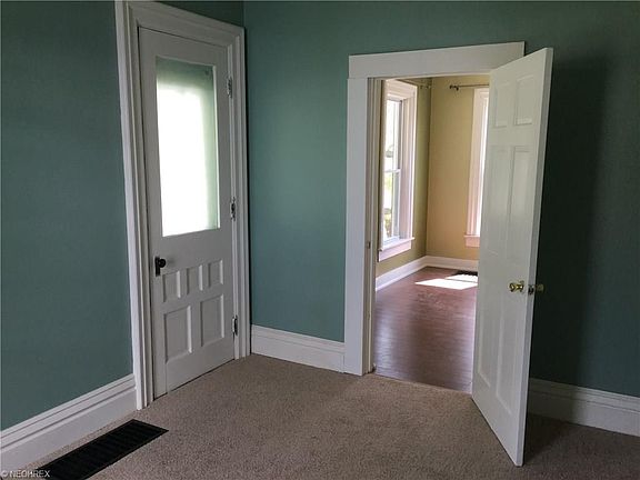 5th image of 240 E Main St
