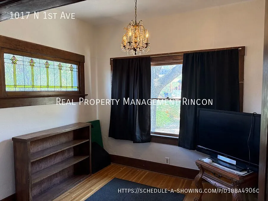 Gorgeous 5 Bedroom West University Historic Bungalow! — Photo 4