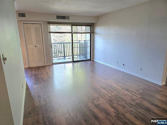 3rd image of 560 North Avenue #I