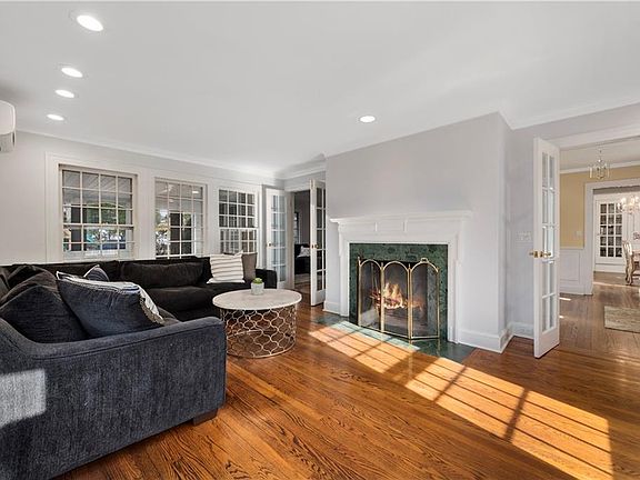 5th image of 11 Eastwoods Ln
