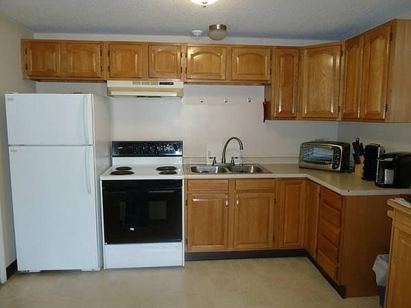 2nd image of 9 Magnolia St Ste B2