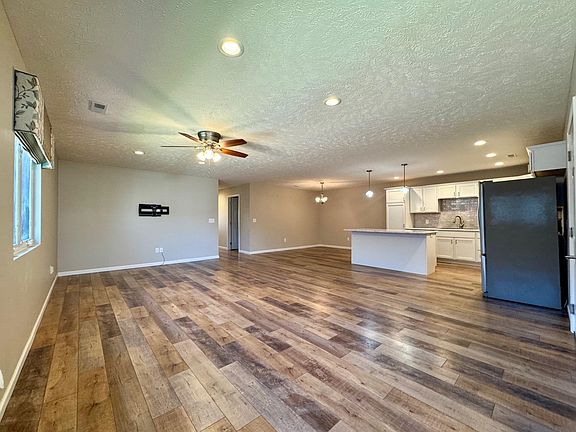 2nd image of 815 G Avenue Pl