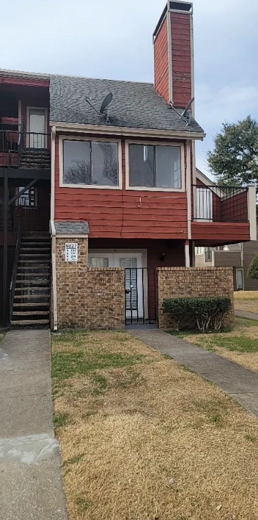 Room in 2 Bedroom Condo in Dallas — Photo 1