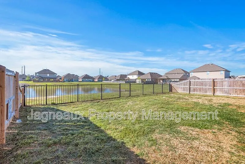 4 bed, 2.0 bath, 1852 sqft, $2,600 — Photo 2