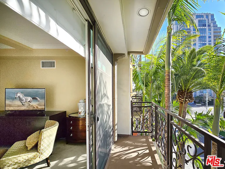 10795 Wilshire Blvd #304 — Photo 36