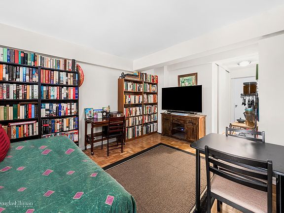 4th image of 220 E 67th St APT 1H