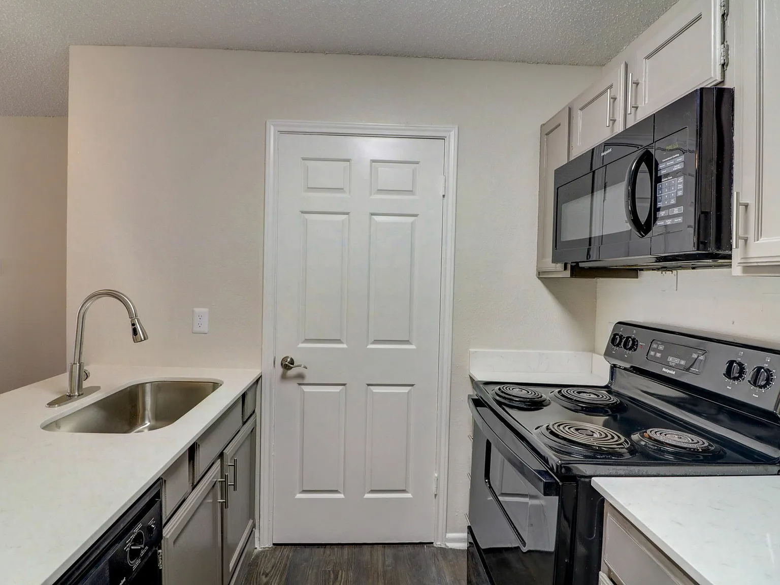 Lakeland Apartments — Photo 2