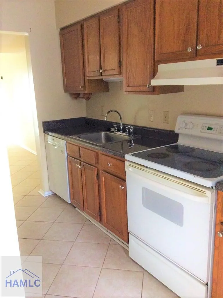 2 bed, 1.5 bath, 1068 sqft, $1,100 — Photo 3