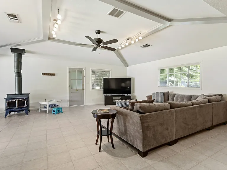 3201 Bonita Dr — Photo 3