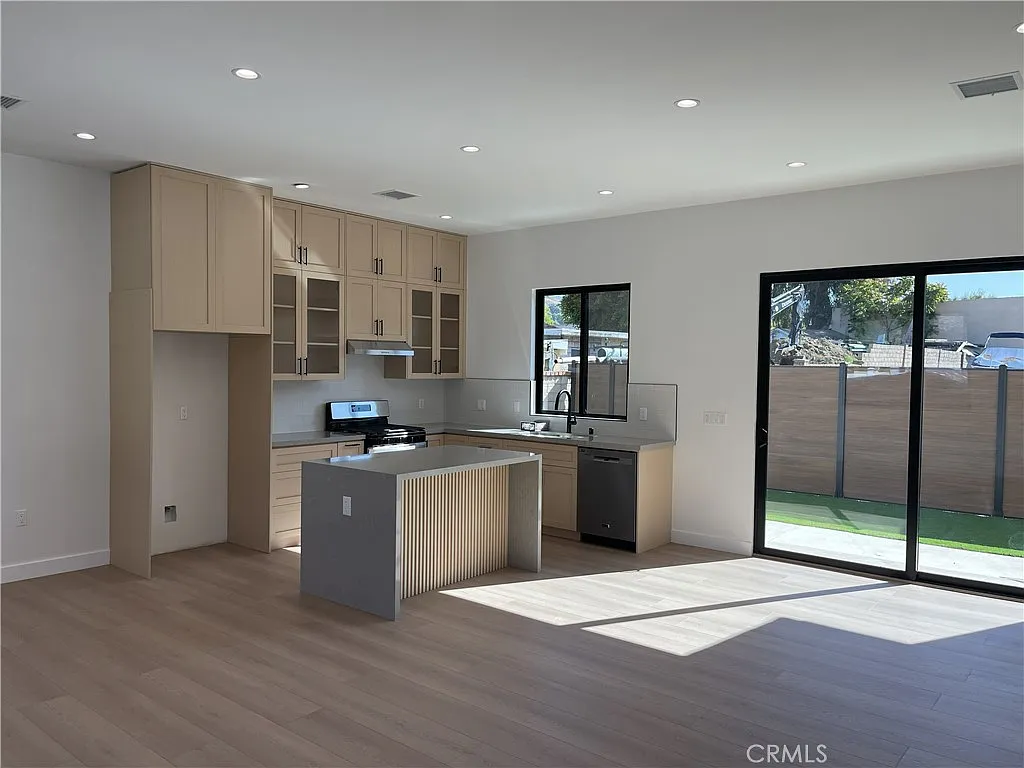 3 bed, 1200 sqft, $4,200 — Photo 2