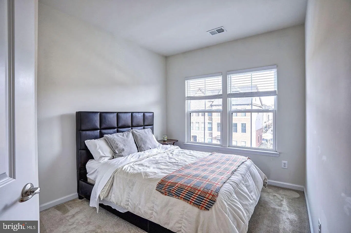 3 bed, 2.5 bath, 2280 sqft, $3,000 — Photo 4