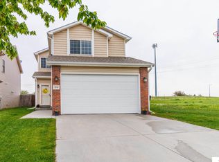 1914 Flagstone Rd, Lincoln, NE 68521