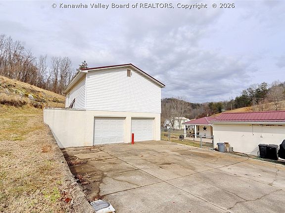 3rd image of 420 Blake Rd