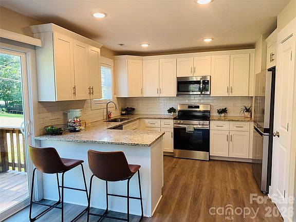 5th image of 236 Elizabeth Ave