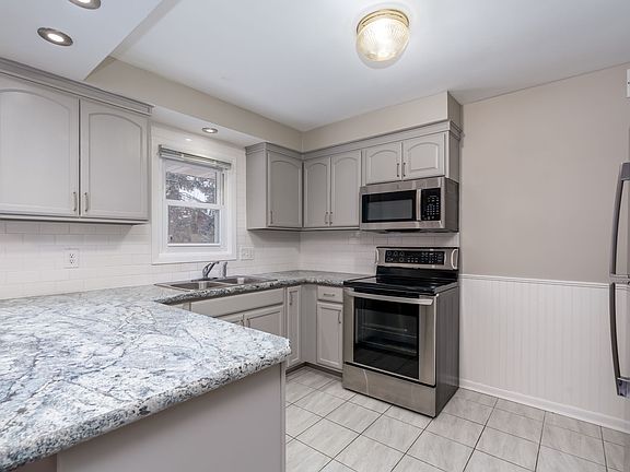 2nd image of 904 Belwood Dr