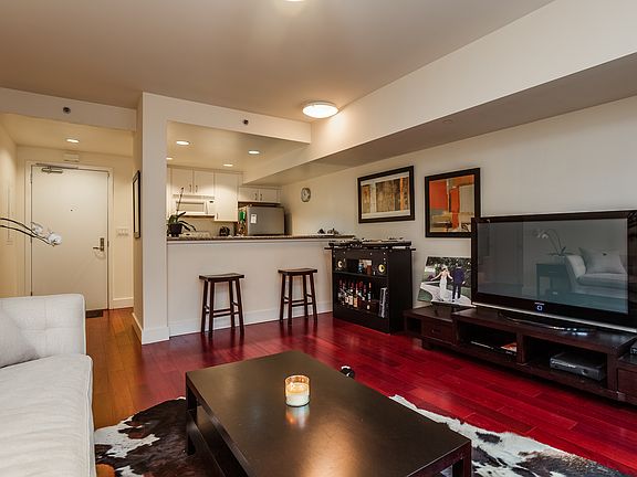 4th image of 260 King St Unit 421