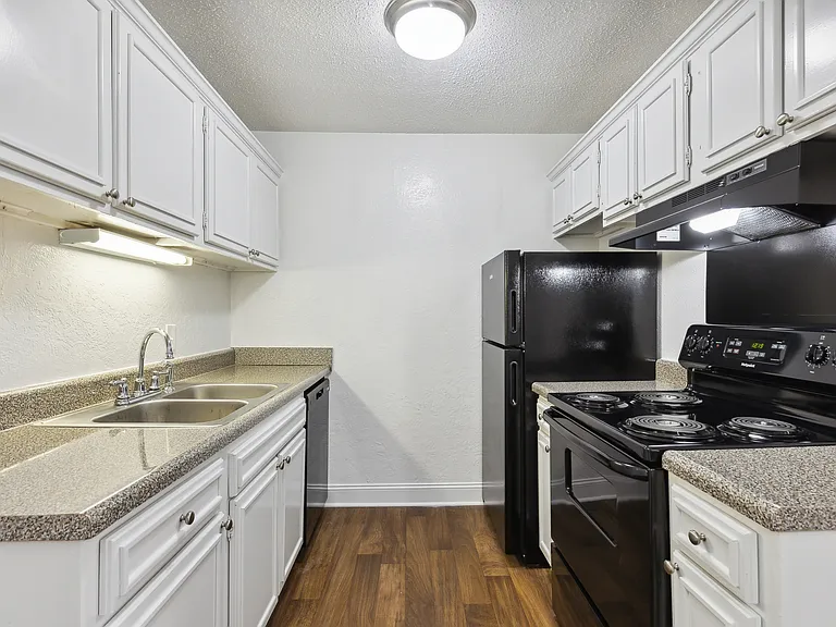 Fairway Club Apartments — Photo 20