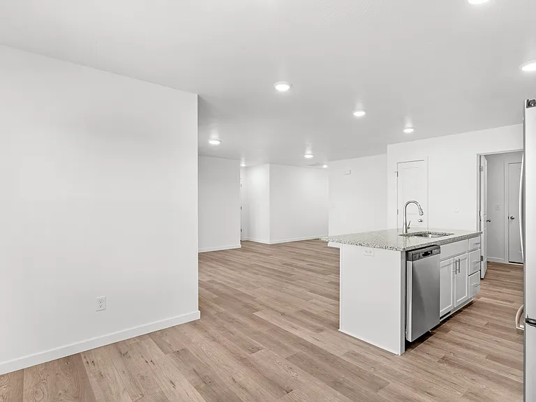 810 Lambert Cir — Photo 13
