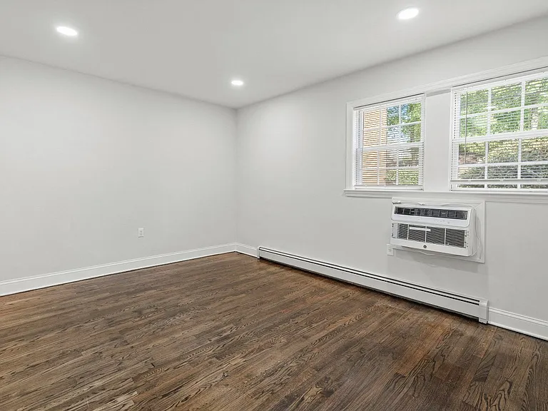 Riverview Manor Apartments — Photo 14
