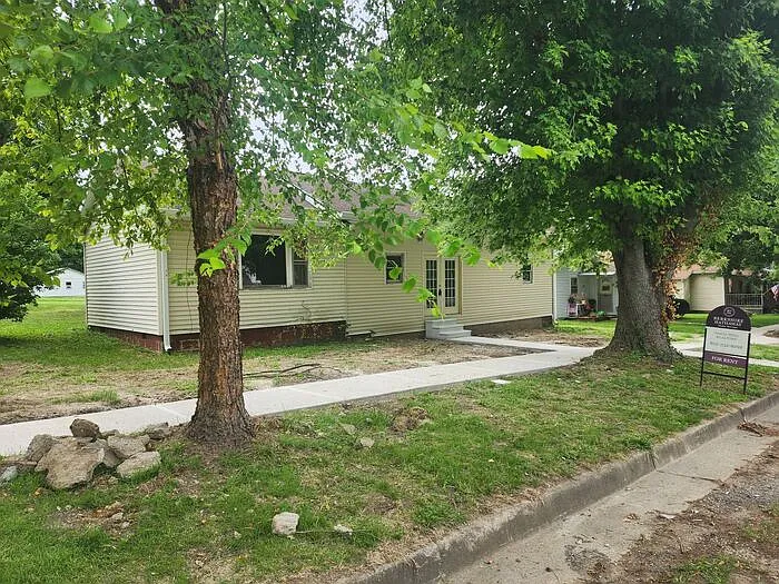 2 bed, 1.0 bath, 1566 sqft, $625 — Photo 1