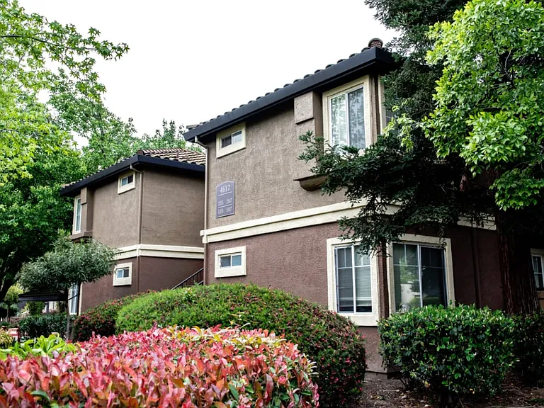 La Vina Apartments — Photo 14