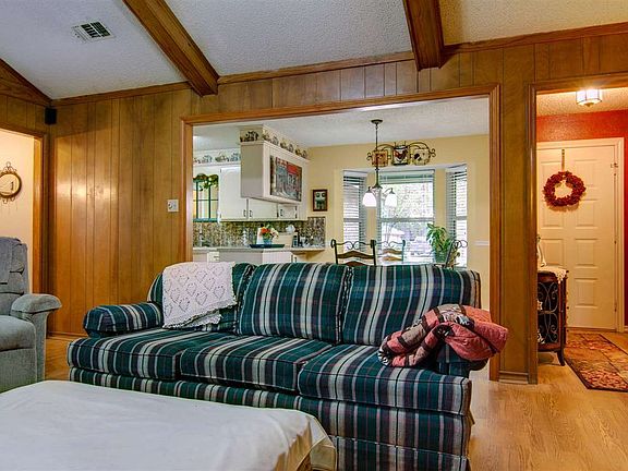 5th image of 401 Village Ln