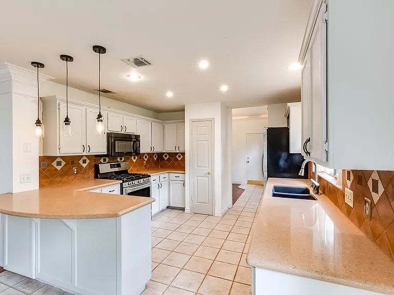 2106 Heather Dr — Photo 7