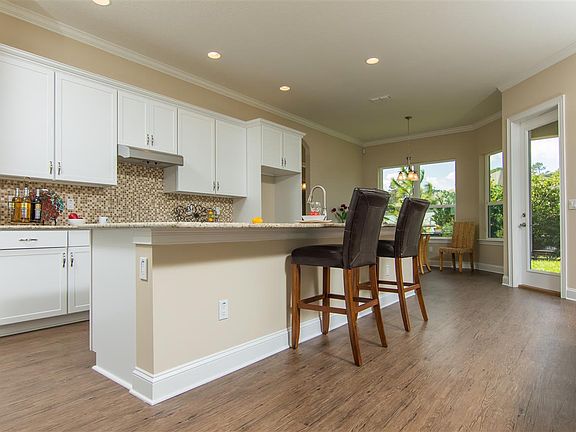 4th image of 585 Christina Dr
