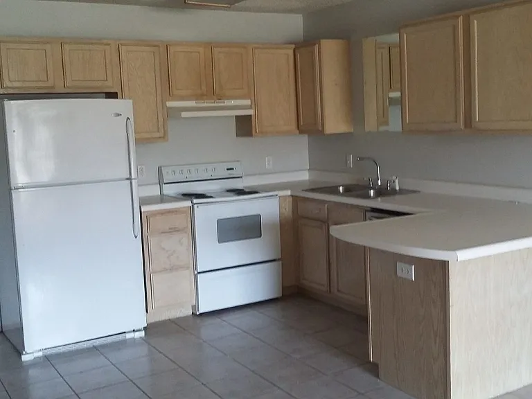 212-214 Southwinds Rd — Photo 5