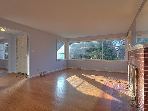 3rd image of 10508 Palatine Ave N