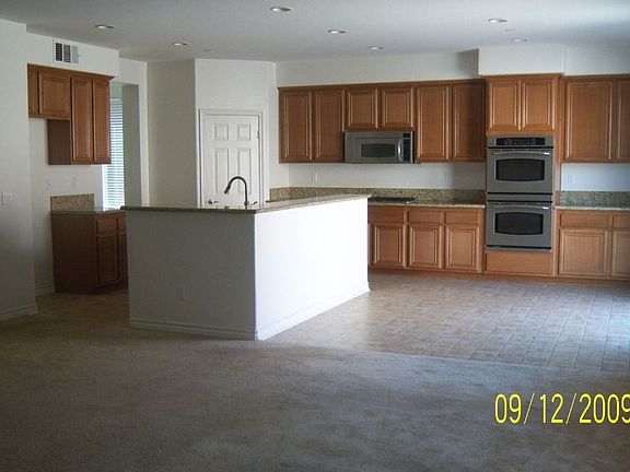 3rd image of 15572 Syracuse Ln