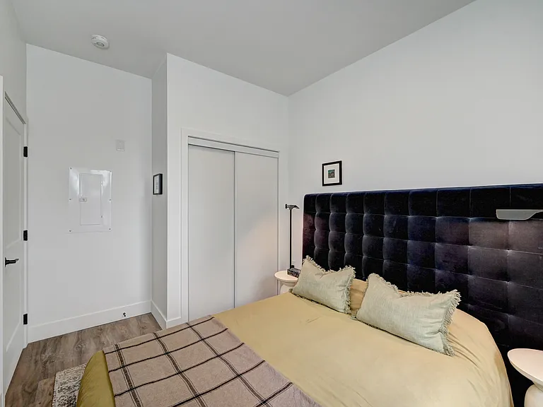 415 Duke St W — Photo 20