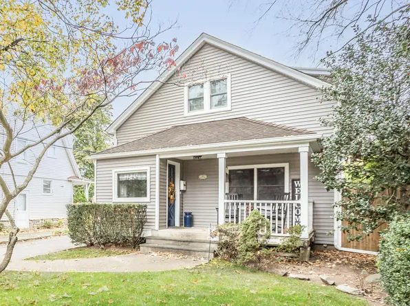 2 Elm Pl, Glen Head, NY 11545