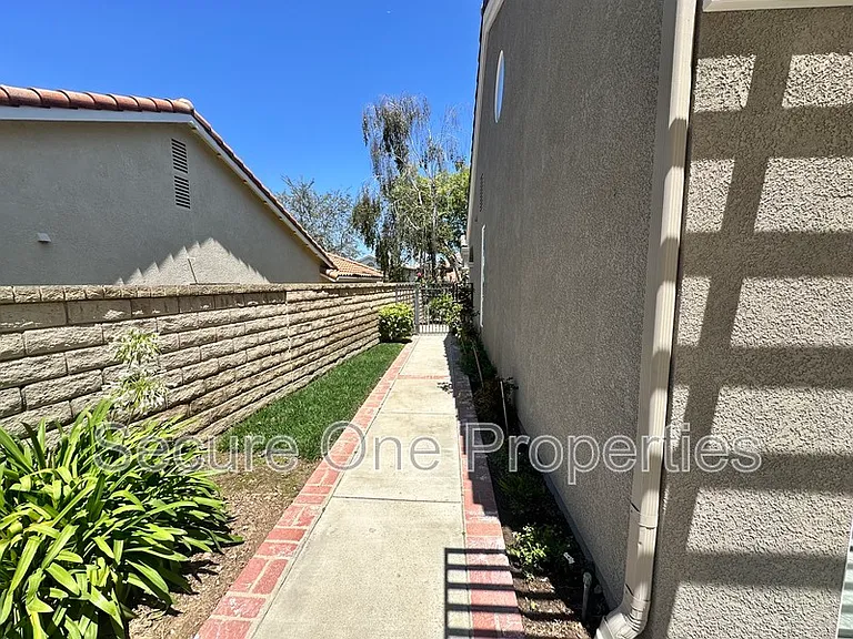 1740 Amarelle St — Photo 41