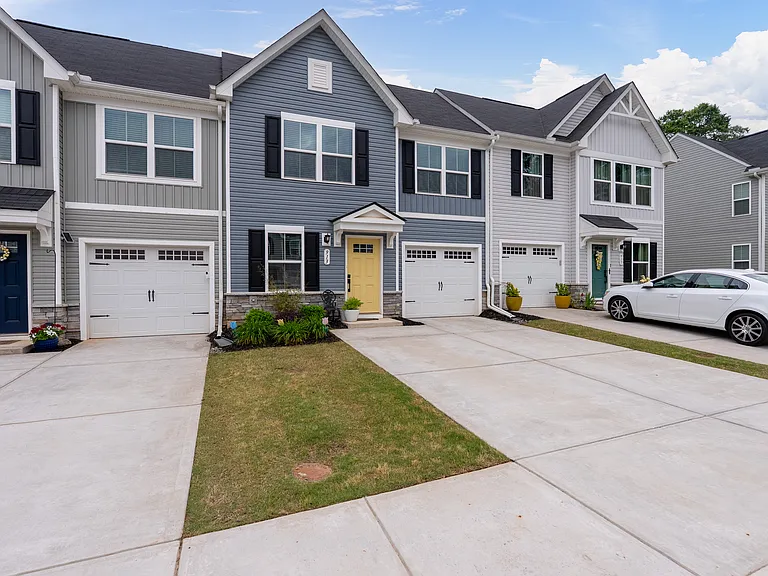 913 Leyburn Ln — Photo 23