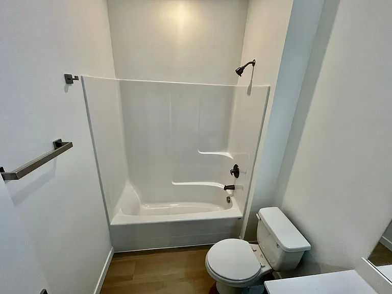 Greenwich Ave Apartments — Photo 11